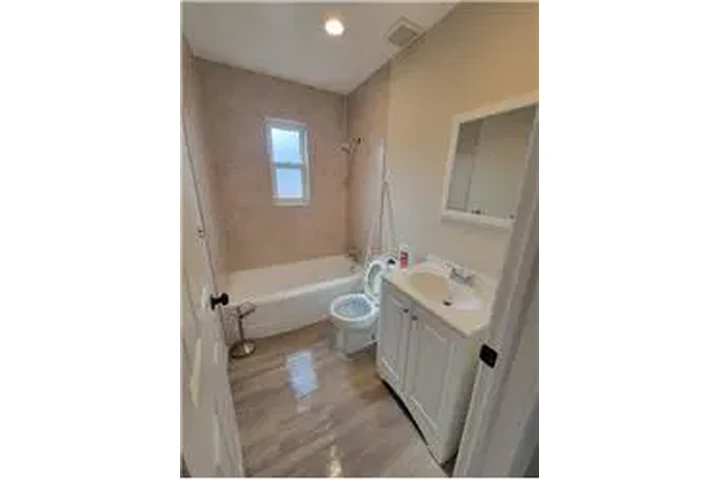 $1250 : Rental property with 2 bedro image 7