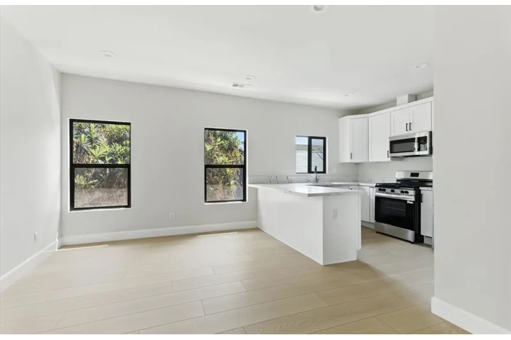 $1980 : 2 Bedroom Apt in James M Wood image 2