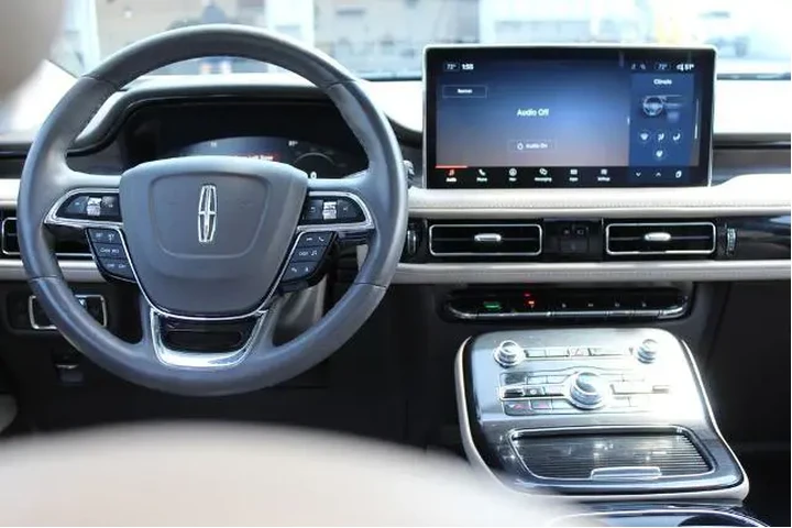 $38998 : Lincoln Nautilus 2023 AWD Re image 10