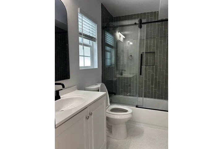 $1955 : 2 Bedroom 2 bath Apt in LA image 9