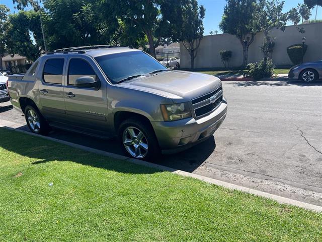 $7000 : 2007 chevrolet Avalanche image 4