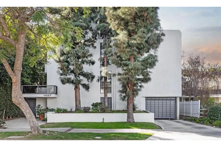 $2000 : 2 Bedroom Apartments in LA image 1