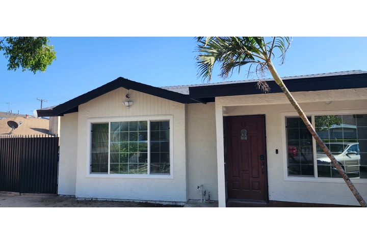 $1300 : Recamara en Bell Gardens image 1