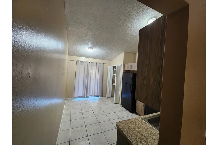 $980 : 2 full baths spacious home image 3