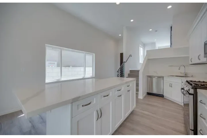 $4950 : 2611 Hyperion Ave, Los Angeles image 3