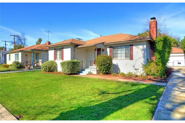 $2400 : 3 Bed 2 Bath Home in Compton image 3