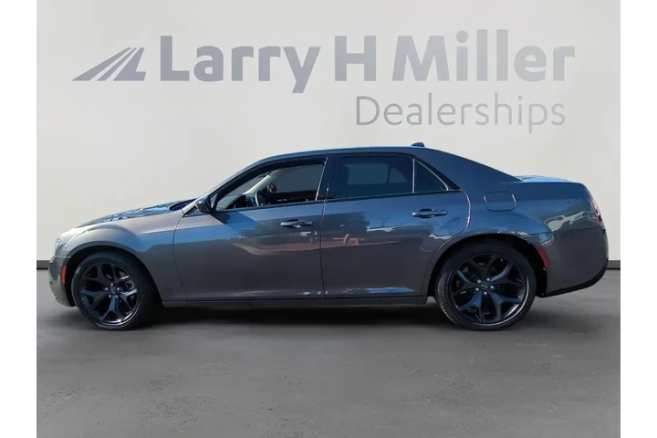 $26193 : Chrysler 300 2022 Touring 4d image 2