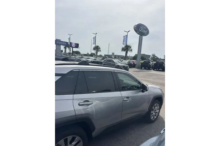 $35201 : Toyota RAV4 2024 XLE Premium image 2