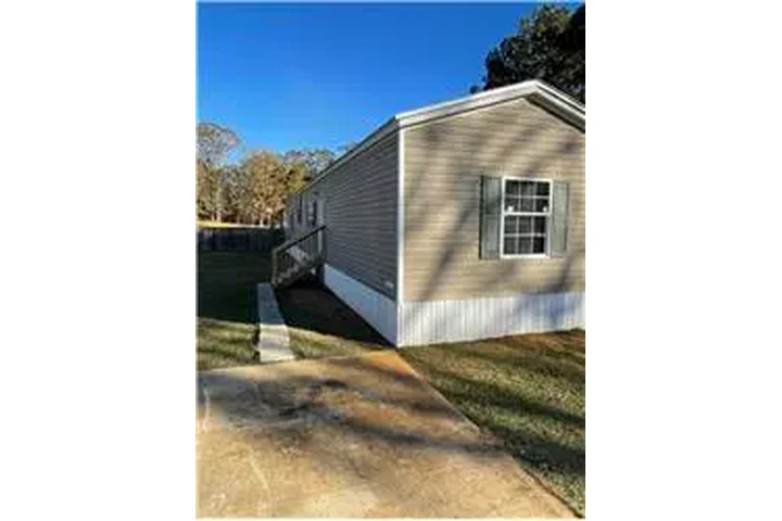 $1100 : Rental property with 3 bedro image 2