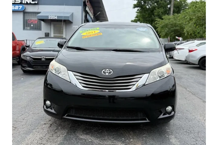 $13895 : 2011 Sienna XLE 8-Passenger image 4