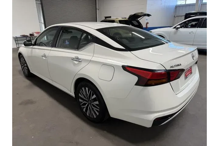 $17443 : Nissan Altima 2023 2.5 SV 4d image 5