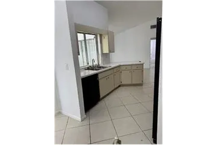 $3900 : Rental property with 4 bedro image 1