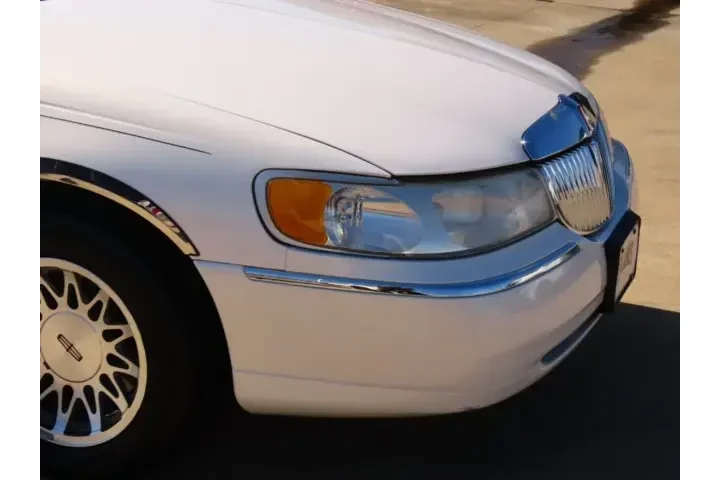 $12911 : Lincoln Town Car 2000 Signat image 5