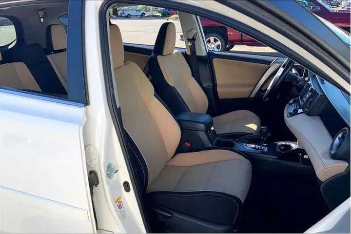 $17985 : Toyota RAV4 2017 AWD XLE 4dr image 7