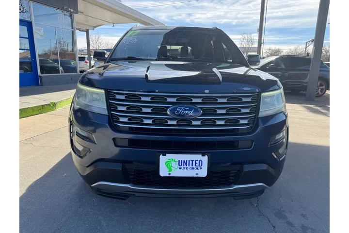 2017 Explorer XLT FWD image 2
