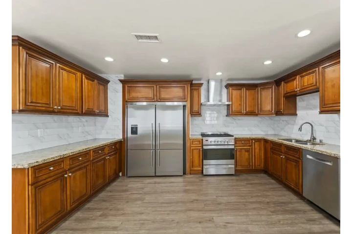 $2400 : 3Bed House in Slauson Ave, LA image 3