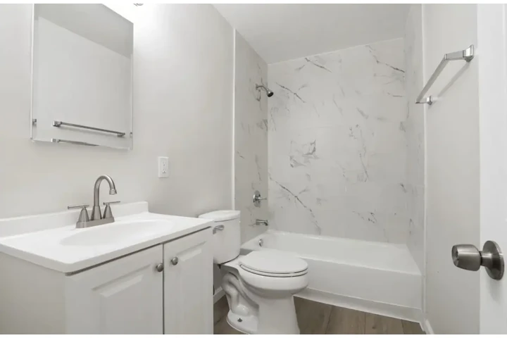 $1965 : 2Bedroom 1Bath Apt In Downey image 9