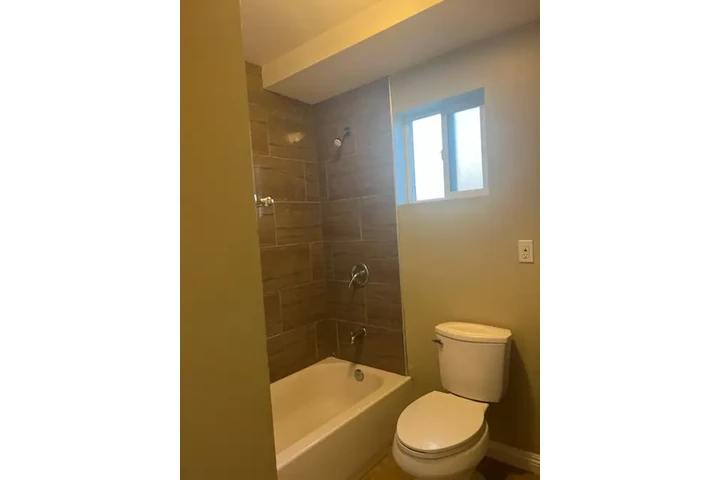 $1300 : Cuarto De Renta En Los Angeles image 5