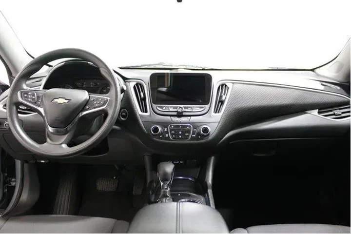 $19988 : Chevrolet Malibu 2023 LT 4dr image 2