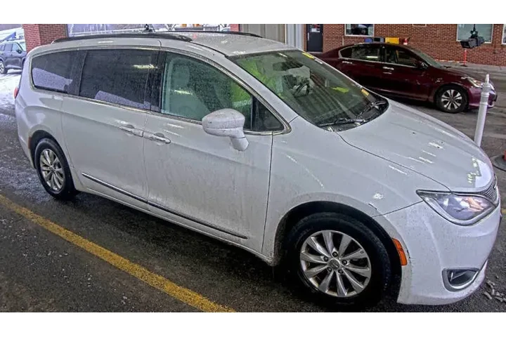 $10995 : 2017 Pacifica Touring Plus image 3