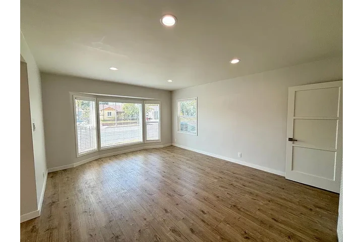$1000 : Beautiful Home...LAKEWOOD,CA image 2