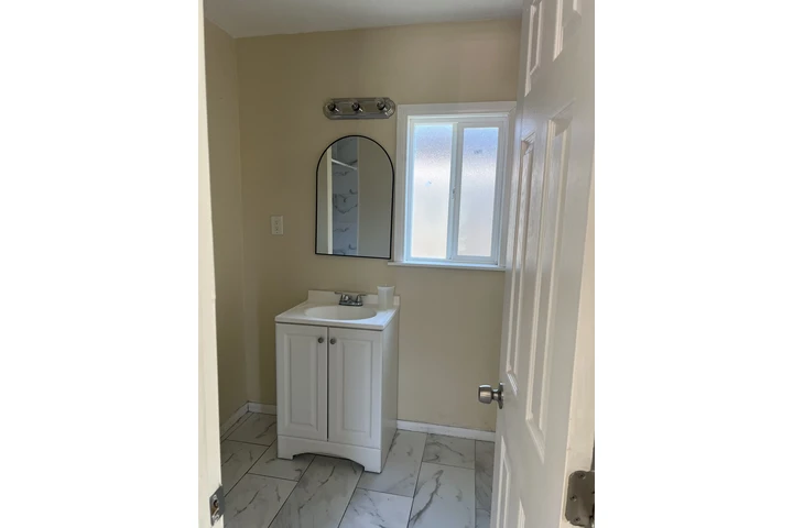 $1700 : 1Recamana Duplex Renta Compton image 8
