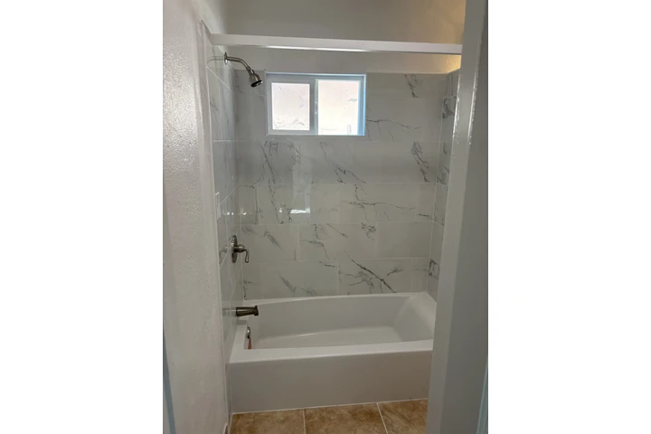 $2750 : 2 CASAS 4 RENT con-sin garage image 1