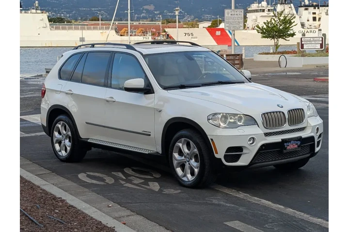 $8988 : 2013 X5 xDrive50i image 4