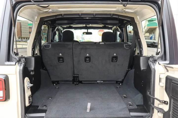 $35988 : 2022 Wrangler Unlimited Willy image 9