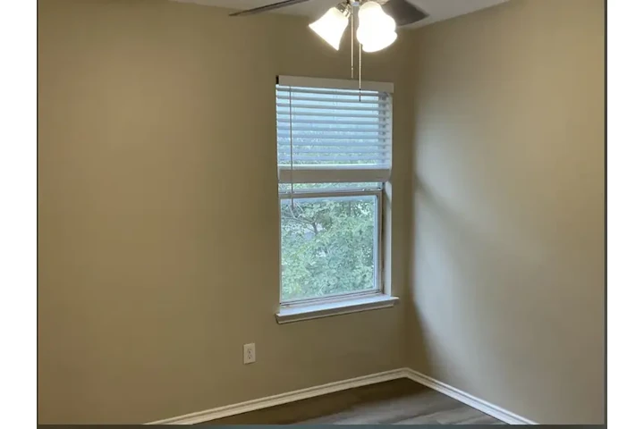 $1300 : Low income single family house image 3