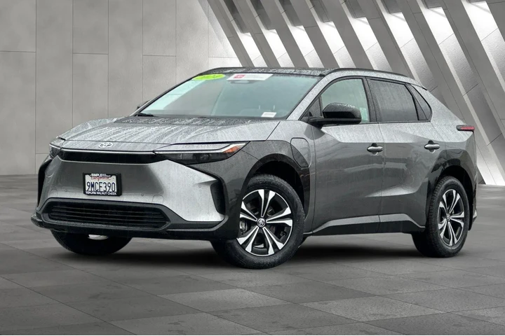 $22300 : Toyota bZ4X 2024 AWD XLE 4dr image 2