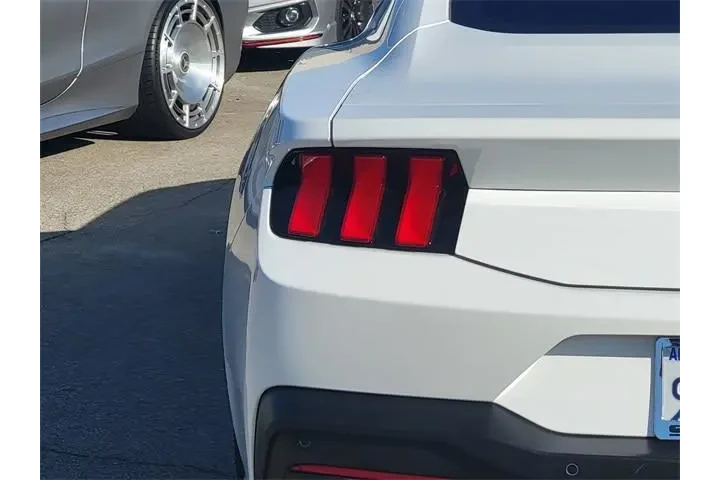 $25895 : Ford Mustang 2024 EcoBoost 2 image 2