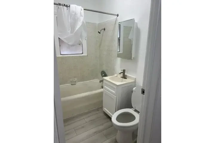 GLENDALE APARTMENT image 6