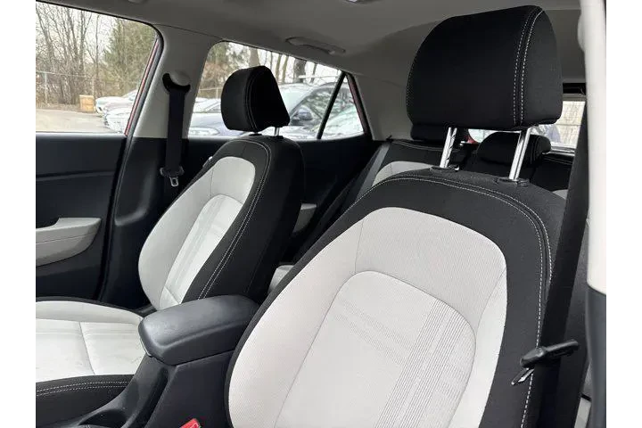 $17916 : Hyundai VENUE 2023 SEL 4dr C image 8