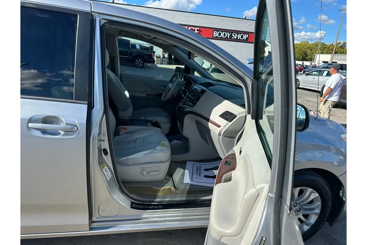 $6980 : 2013 Sienna 5dr 7-Pass Van V6 image 9