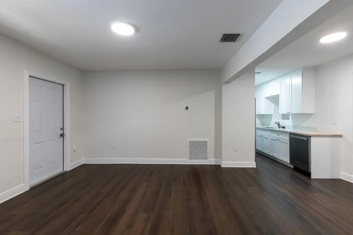 $800 : Charming 2-bed/1-bath detached image 3