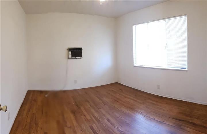 $900 : Charming 2 bedroom 1 bath image 3