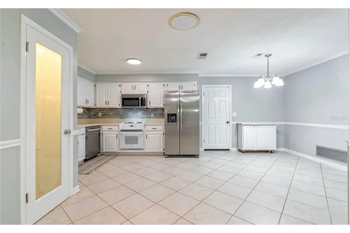 $2000 : Modern 3 bedroom and 2 bath image 2