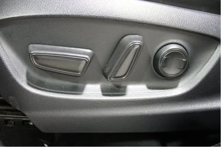 $35955 : Toyota Corolla Cross Hybrid image 4