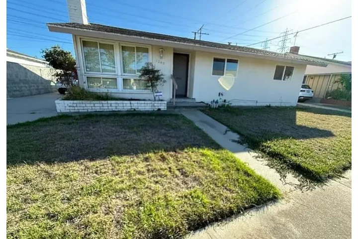 $2030 : FAMILY RESIDENCE! image 1