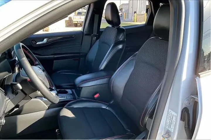 $25127 : Ford Escape 2025 ST-Line 4dr image 8