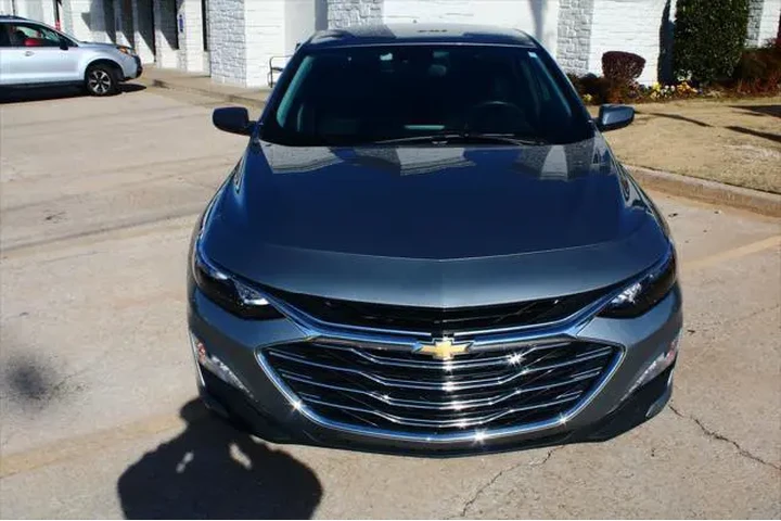 $20942 : Chevrolet Malibu 2024 LT 4dr image 4