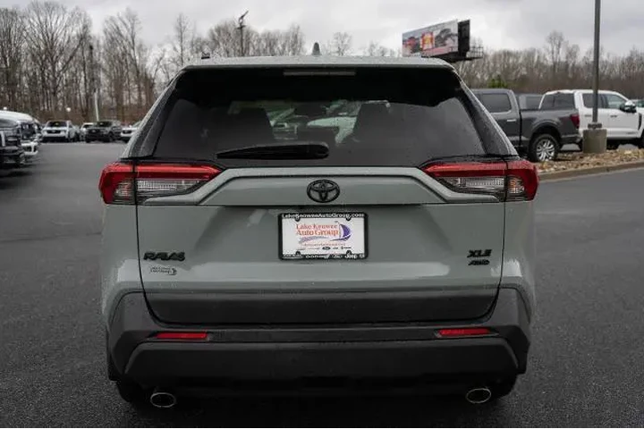 $19877 : Toyota RAV4 2019 AWD XLE Pre image 8