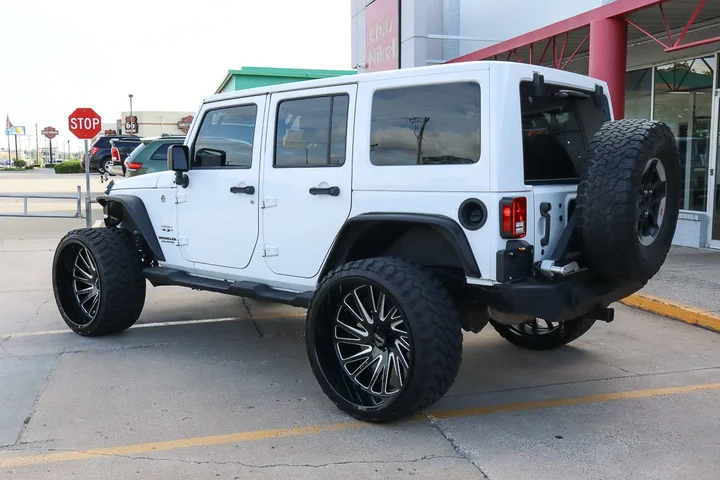 $17779 : 2017 Wrangler Unlimited Sahara image 6