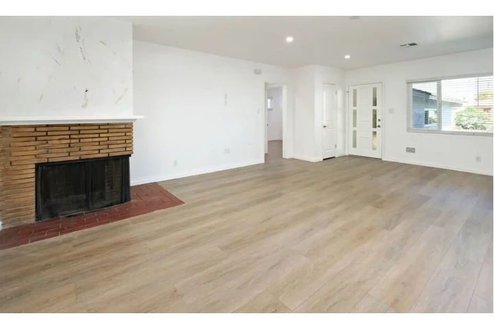 $2390 : Neat Frontyard image 3