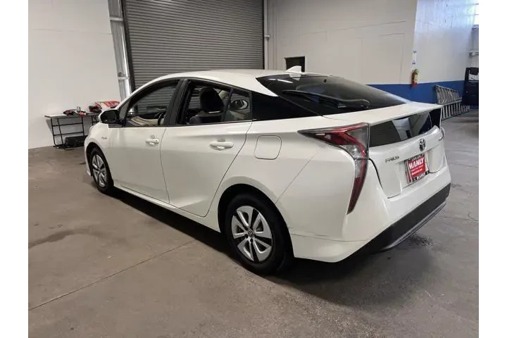 $17421 : Toyota Prius 2016 Four 4dr H image 5