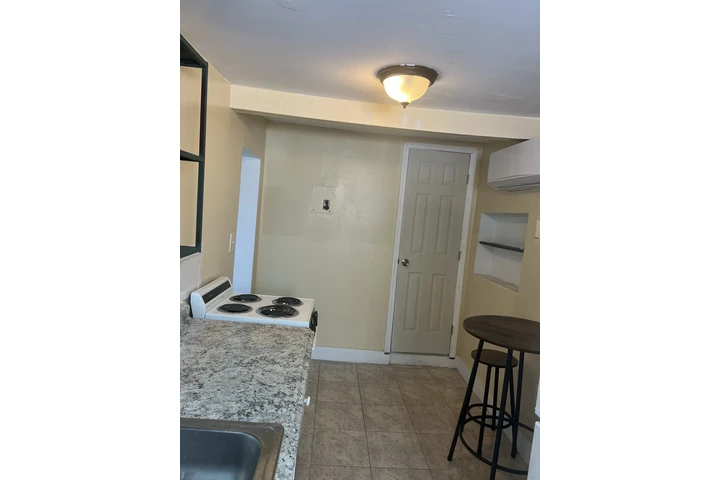 $1350 : Casita Pequena Estudio- image 5