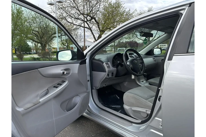 $12992 : 2013 Corolla LE image 2