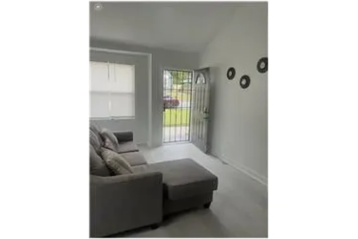 $650 : Rental property with 1 bedro image 4