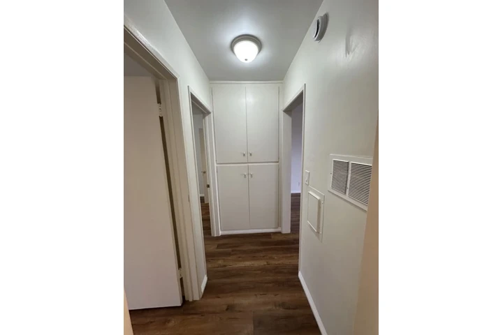 $1980 : 2 Bedroom Apt in James M Wood image 5